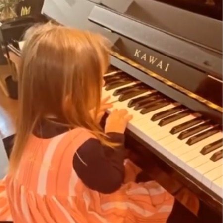 Kailani Ochmann Derbez playing a piano.